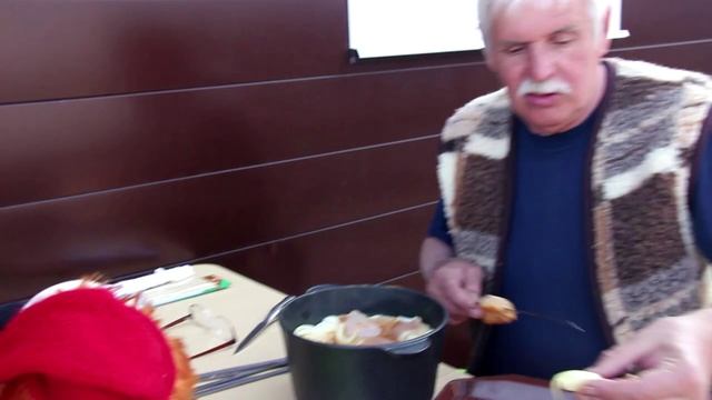 Жарим шашлычок.Тоже уметь надо