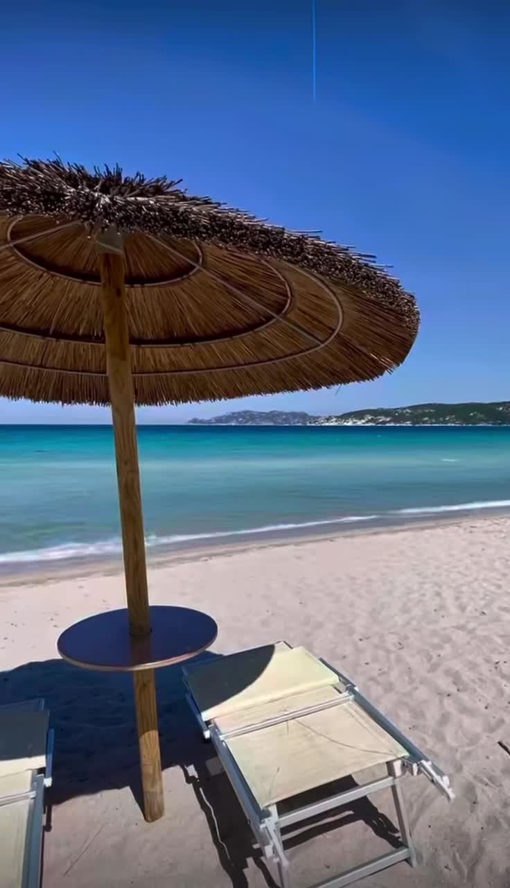 На протяжении более 700 метров песчаного пляжа Порто Таверна можно насладиться видом на остров Та... смотреть онлайн