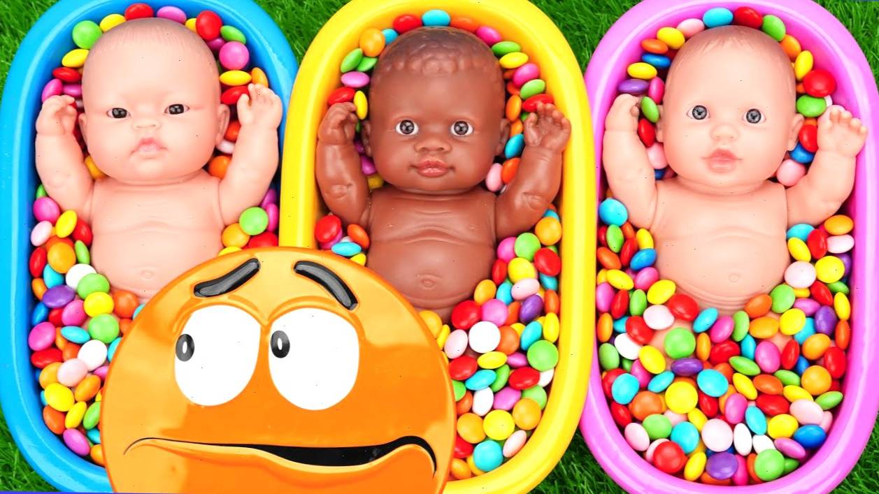 Мультики для детей. Перемешиваем конфеты и волшебный слайм. Смотреть онлайн для детей и малышей. смотреть онлайн