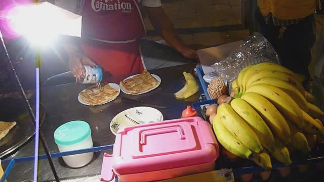 Приготовление сладких блинчиков на улице в Таиланде. смотреть онлайн