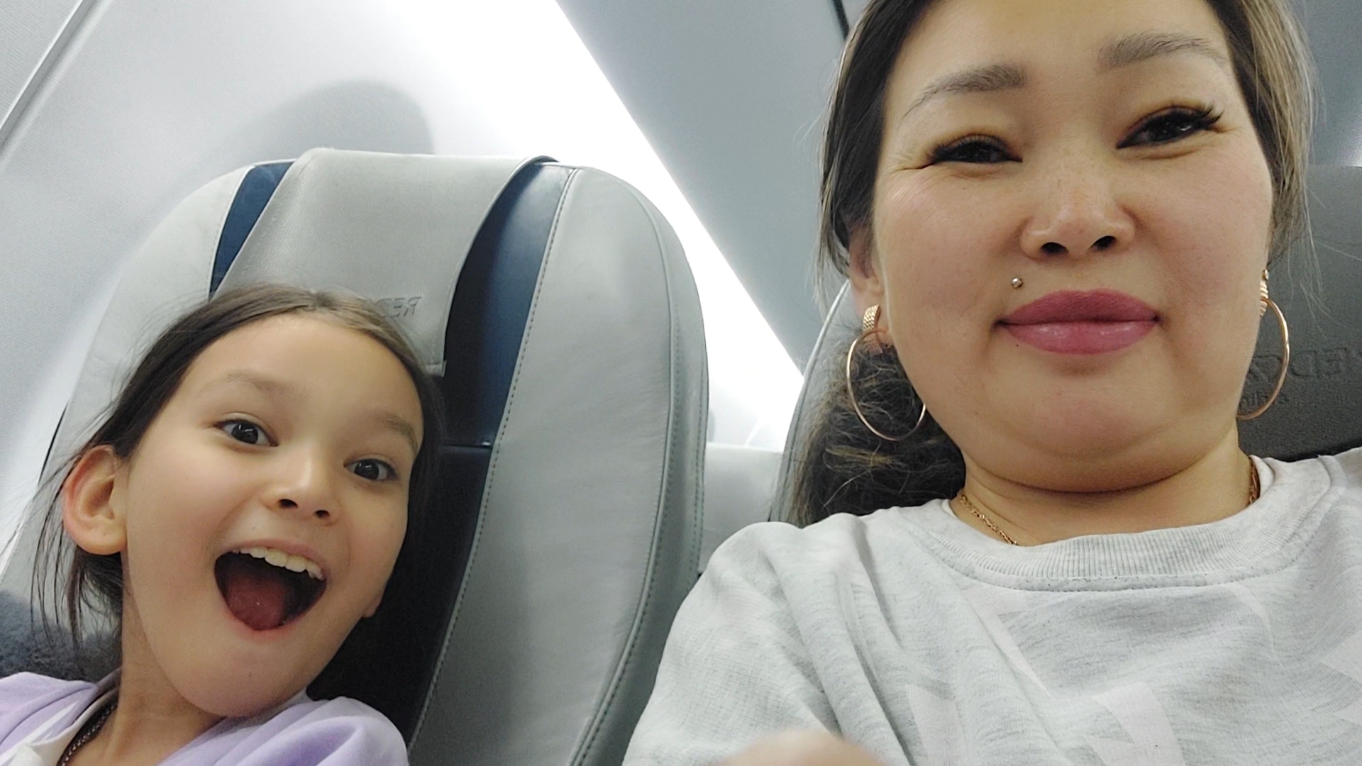 Летим в БУРЯТИЮ. Екатеринбург - Улан-Удэ, с пересадкой в Кемерово. А вы летали ЛЁЖА?! смотреть онлайн