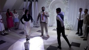 Гости показали смешные танцы на свадьбе