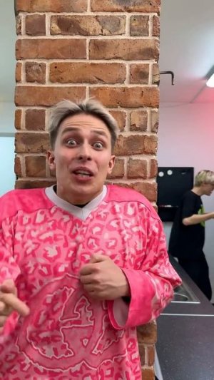 Я уговариваю своего друга съесть шоколад Лава Лава!