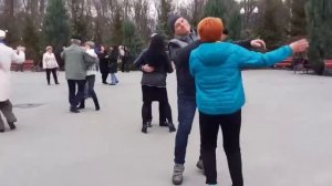 Супер песня. Кружишь, танцуя легко.