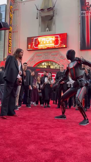 «Бой» между Джаредом Лето и роботом Optimus от Tesla смотреть онлайн