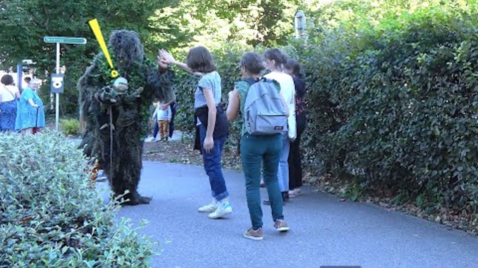 Bushman Scare Everyone With Zombie Baby - Too Funny! смотреть онлайн