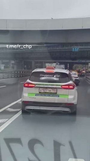 Таксист не пропустил карету скорой помощи которая везла беременную женщину в Москве