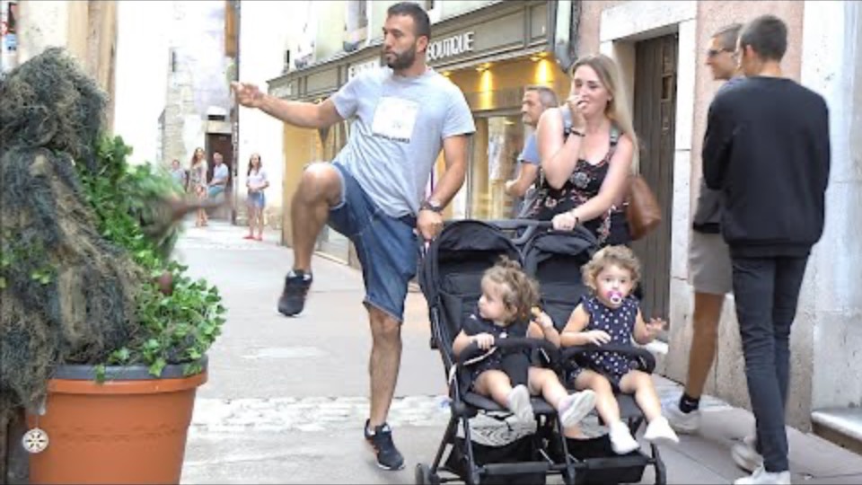 BUSHMAN SCARED A KICKBOXER AND THIS HAPPENED, (CRAZY WORLD) смотреть онлайн