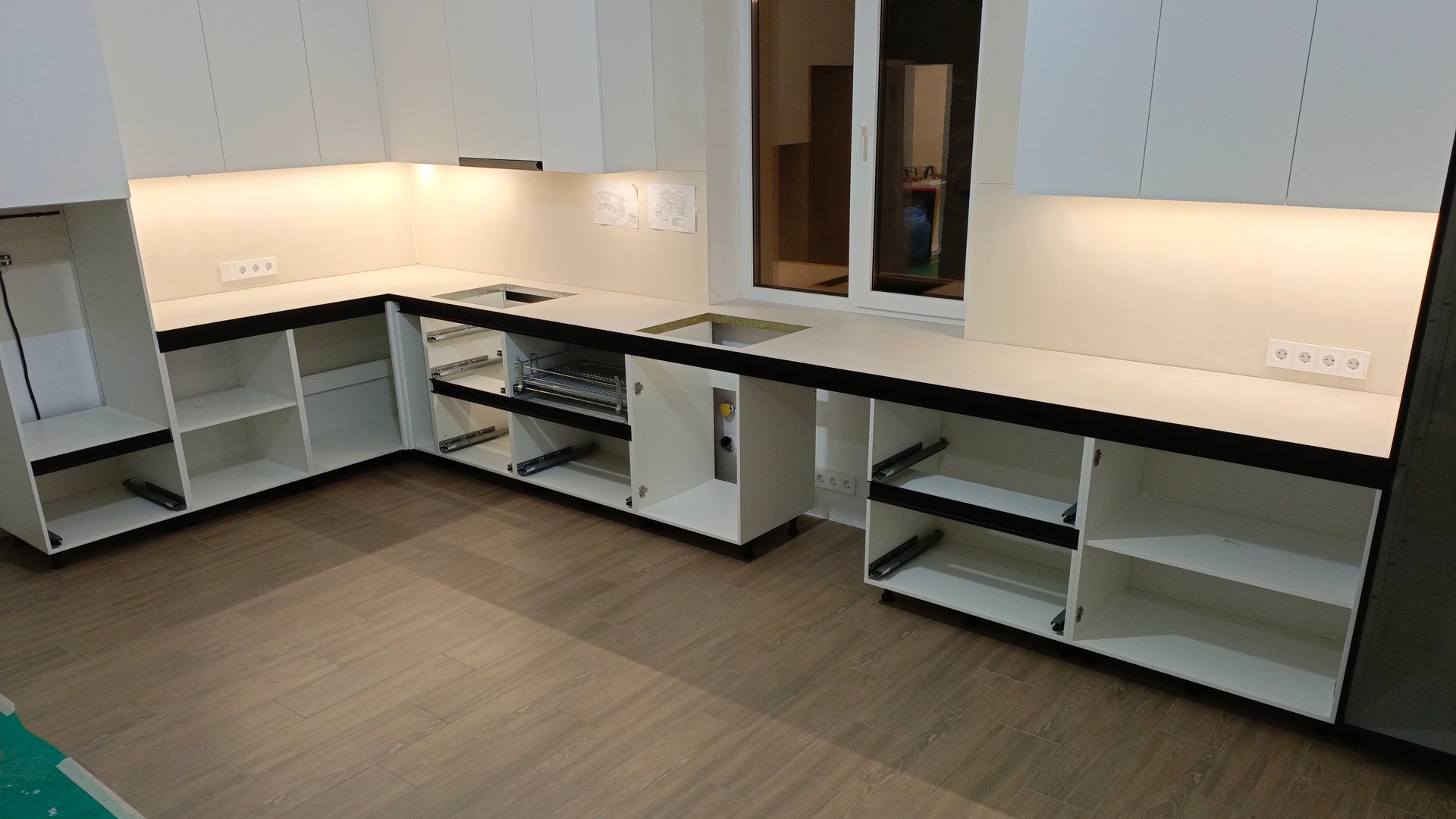 Кухня - белая с чёрным (профилем ручка гола)