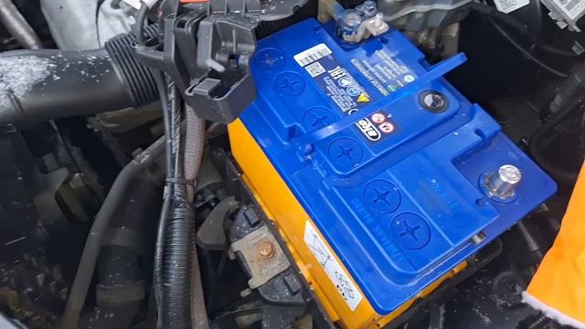 Замена аккумулятора в автомобиле Skoda смотреть онлайн