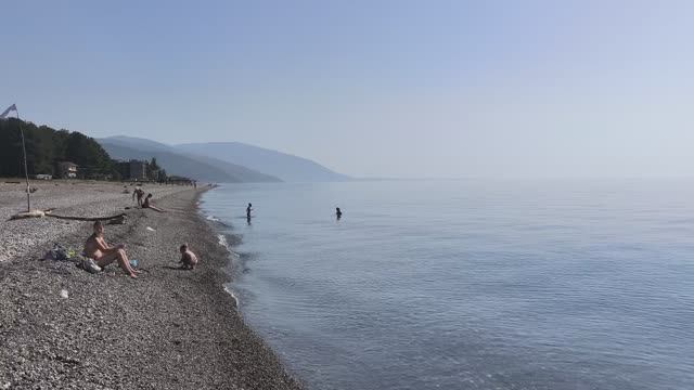 Абхазия, обстановка сегодня на пляже в курортном посёлке Цандрипш (8 октября, БАРХАТНЫЙ СЕЗОН-2025) смотреть онлайн