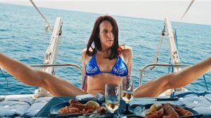 Мужчина проводит ГOЛЬIE ВЕЧЕРИНКИ с элитными девушками, чтобы пробиться В ВЫСШЕЕ ОБЩЕСТВО