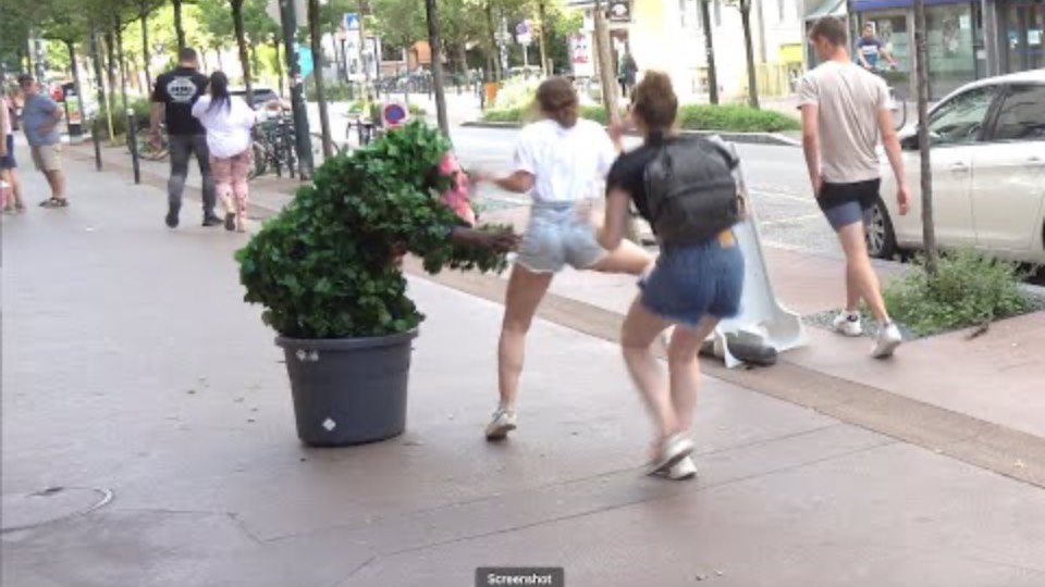 BUSHMAN SCARE HER AND SHE RAN .BUSHMAN PRANK смотреть онлайн