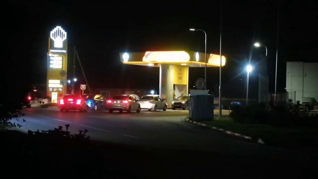 Роснефть Сальск Шолохова на заправке 5 машин на 2 колонки. Той очереди уже нет