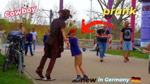 Памятник прикалывается: дети плачут, взрослые смеются...