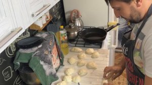 Я на кухне готовлю пирожки!   А жизнь то кипит кругом