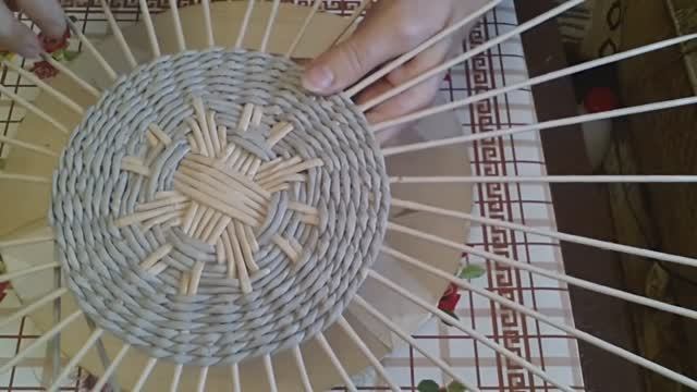 Узор дна "Снежинка". Из газетных трубочек. Вариант 2 смотреть онлайн