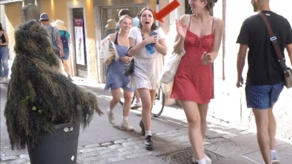 MUM GETS HER TWO DAUGHTERS TO BE SCARED BY BUSHMAN. SCREAM WAS OUT LOUD😍😋😅😂😂😂 смотреть онлайн