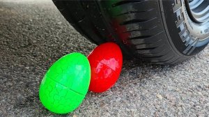 Машина давит предметы колесом! Эксперименты с колесом! Давим разноцветные яйца 😃 Залипалка ASMR