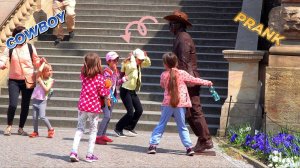 Памятник прикалывается над прохожими