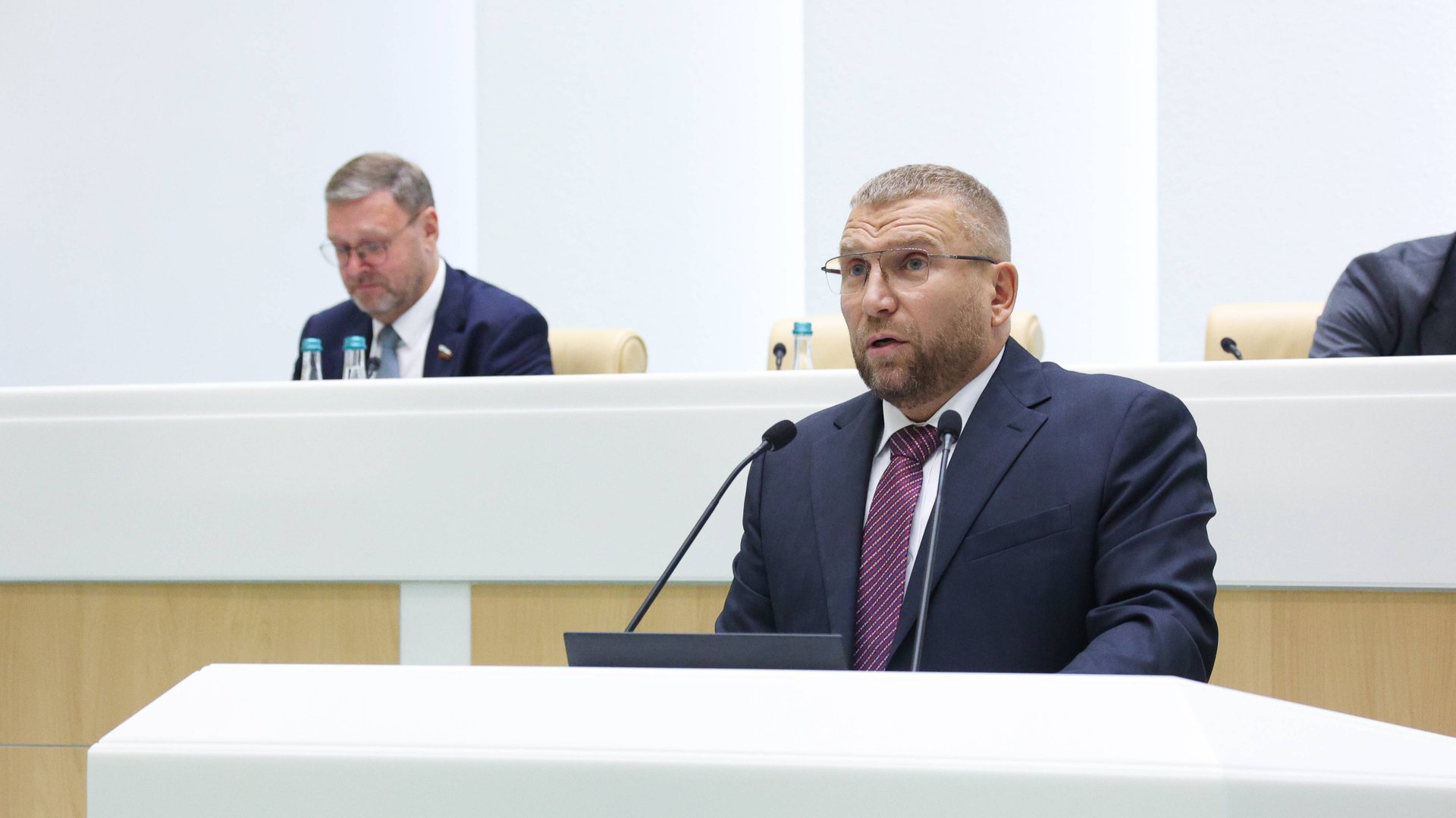 Выступление Валерия Пикалева на 597-м заседании СФ в рамках «Правительственного часа» смотреть онлайн