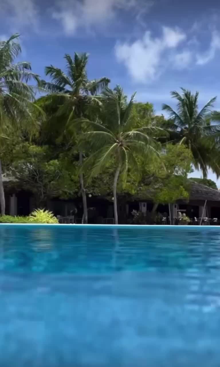 Мальдивы-государство, расположенное к Ю-западу от Шри-Ланки. Этот архипелаг состоит из 26 атоллов... смотреть онлайн