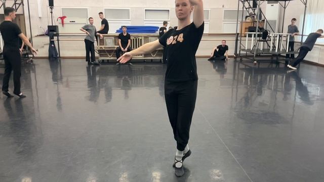 АДАЖИО НА СЕРЕДИНЕ смотреть онлайн