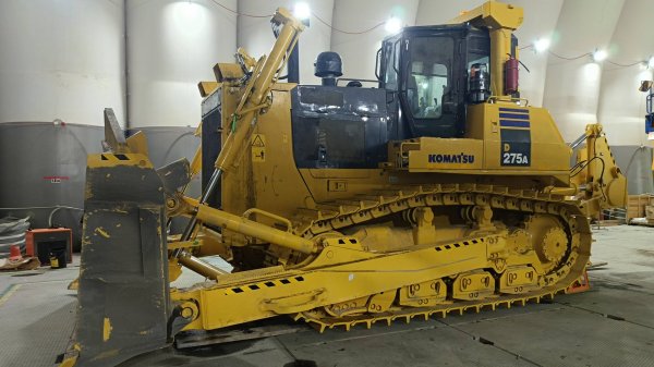 Бульдозер Komatsu D275A-5R в работе