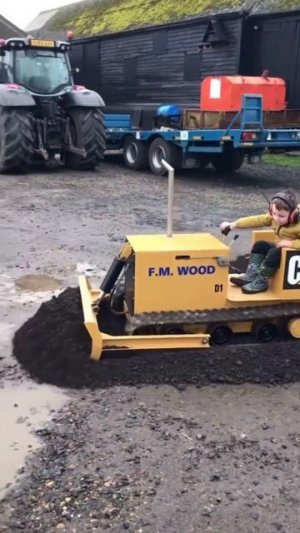 НАРАБАТЫВАЕТ СТАЖ))))