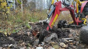 Мини экскаватор А23-М вытаскивает колеса из почвы. Вес их больше 200 кг.