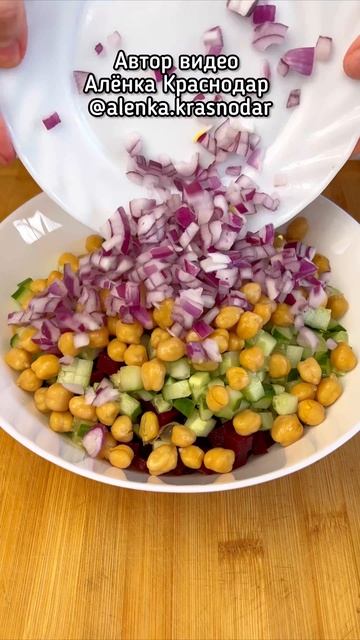 Свежесть и сытность в одной тарелке: салат с нутом, свеклой и фетой смотреть онлайн