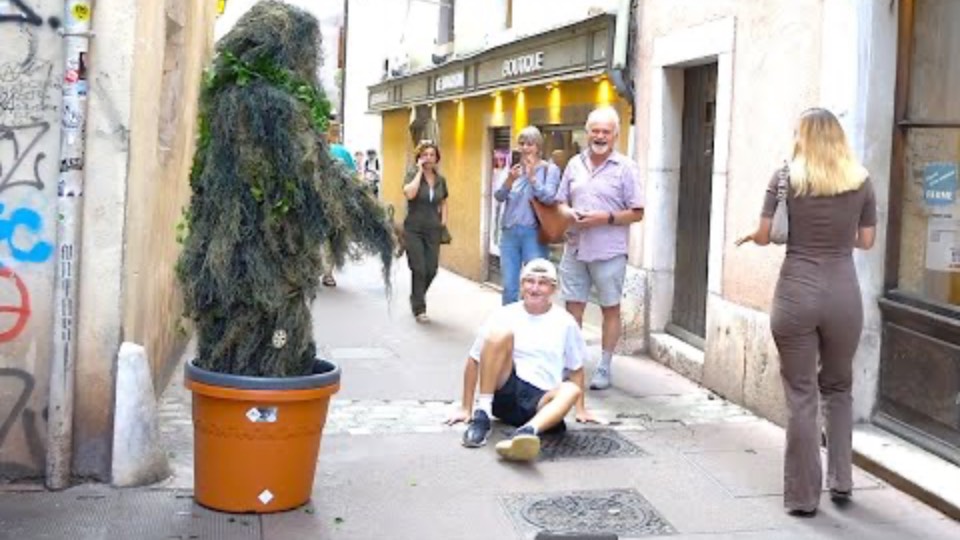 HE FELL DOWN, BUSHMAN PRANK GONE WRONG смотреть онлайн