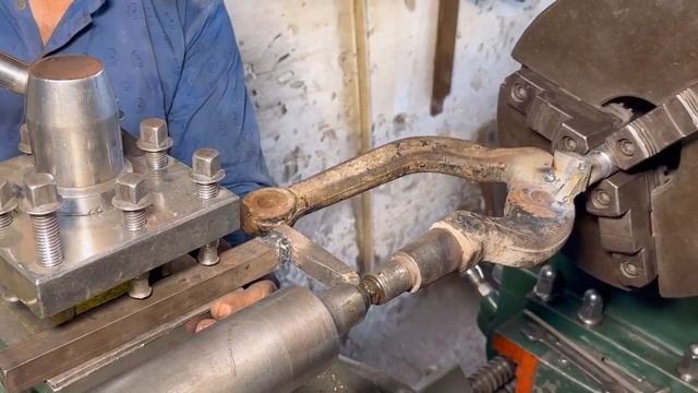 Изобретательный мастер токарного станка, восстанавливающий резьбу рычага смотреть онлайн