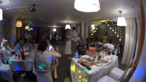 Мама и сын танцуют на свадьбе