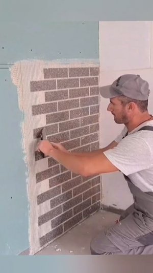 Мужик ремонтирует сарай ,интересная отделка стен.