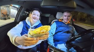 Вован в БЕШЕНСТВЕ, неожиданные ПРОБЛЕМЫ с машиной! Мукбанг пока ждали шашлык ЗАТОЧИЛИ ГИРОС в машине