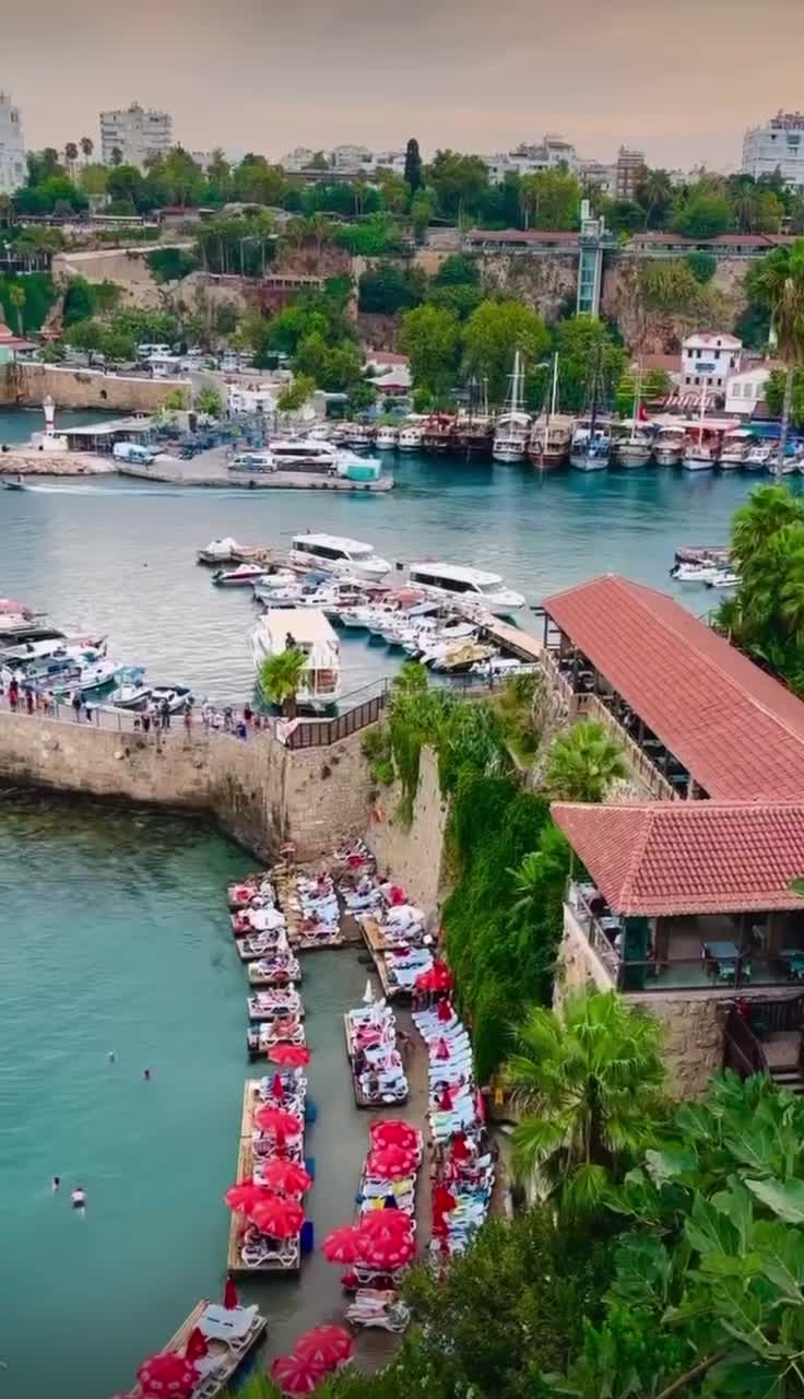 Великолепный город Анталия представляет собой уникальное сочетание восточных и западных культур. ... смотреть онлайн