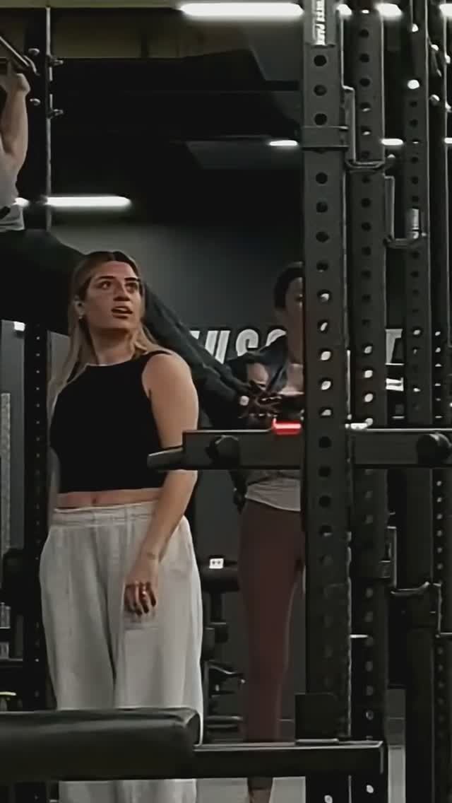 Приковал все взгляды на себя💪💪💪 смотреть онлайн