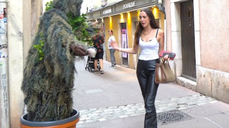 SHE CRIED BECAUSE OF THE SCARE, BUSHMAN PRANK смотреть онлайн