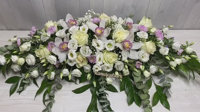 Композиция из живых цветов на президиум коференции смотреть онлайн