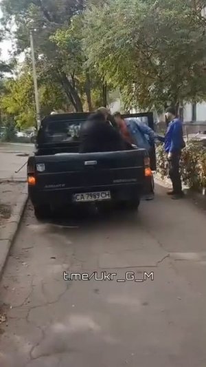 В Запорожье люди вытащили человека из пикапа ТЦК.