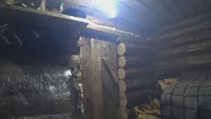 ИЗБА СПАСАЕТ ОТ ДОЖДЯ И ВЕТРА. ВСТАВИЛ НОВУЮ ДВЕРЬ. ПРОДОЛЖАЮ СТРОИТЕЛЬСТВО НЕВЗИРАЯ НА НЕПОГОДУ.