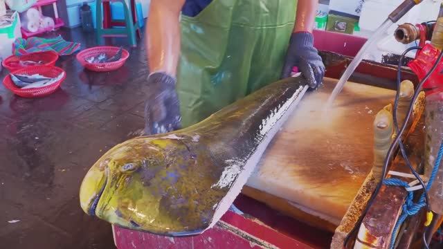 Морской портовый рынок Свежая рыба！Морской окунь, Рыбная нарезка смотреть онлайн