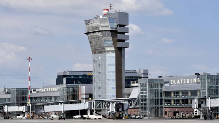 Рейс из Екатеринбурга в Анталью задержали на 12 часов из-за неполадок смотреть онлайн