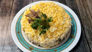 Вкусно и сытно! Салат из куриной печени без лишних продуктов.