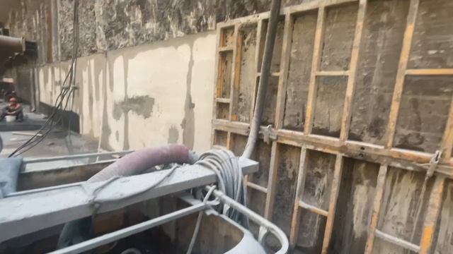 Демонстрация перемещения грунтовой воды на строительном участке смотреть онлайн