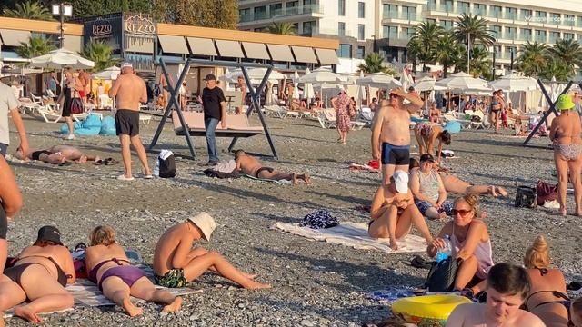 Сочи, 8 октября, последний тёплый день. Людей на пляже уйма смотреть онлайн