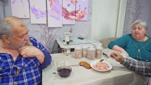 ОТДАЙ! ДЕЛИМ БАНКИ ДОМА ВЕЧНЫЕ ЯМЫ НА НАШЕЙ УЛИЦЕ смотреть онлайн