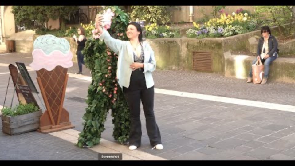 bushman SCARED THE HELL OUT HER AND SHE CAME BACK FOR SELFIE. SUPER FUNNY смотреть онлайн