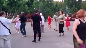 ОН РЕШИЛ ЕЁ ОБНЯТЬ! СЧАСТЛИВЫЕ МОМЕНТЫ ИЗ ПАРКА ГОРЬКОГО ХАРЬКОВ ТАНЦЫ